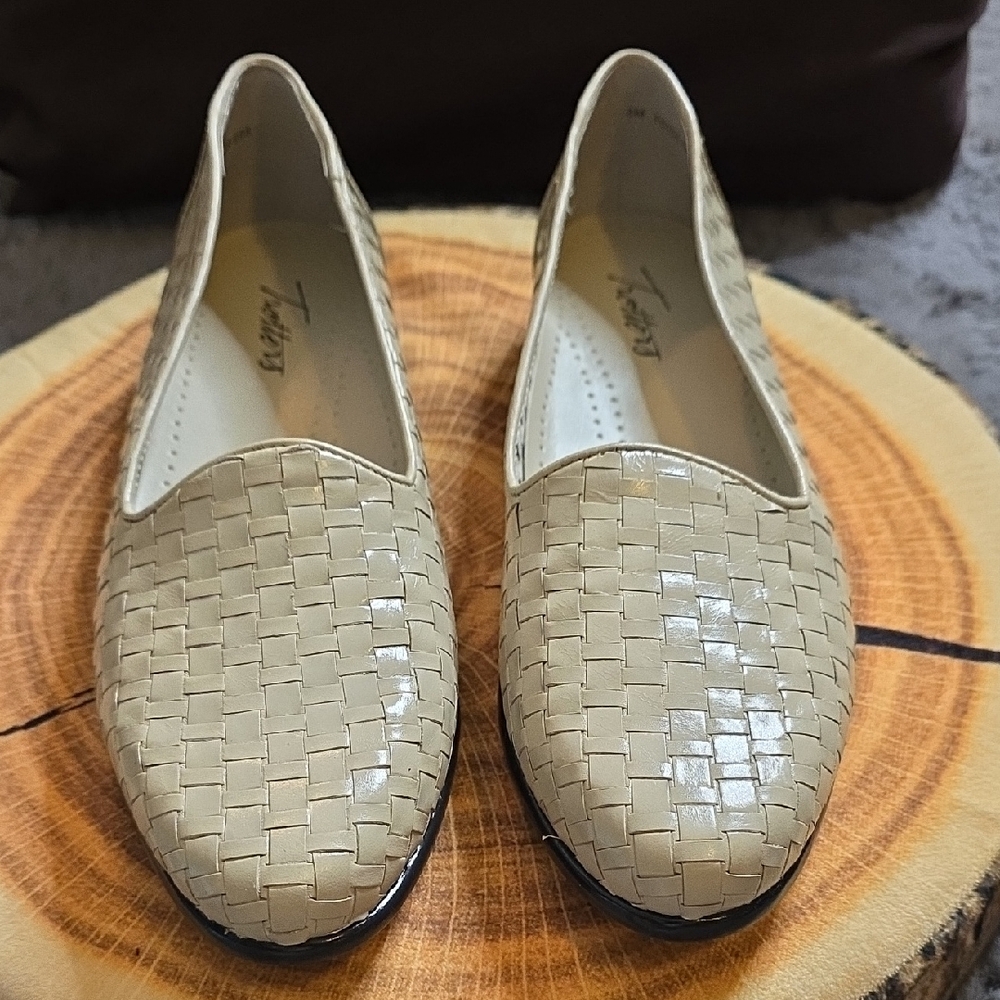 Trotters Leather Light Tan beige cream Woven Loafers size 8